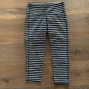 Athleta black/white Capri leggings Sz XS